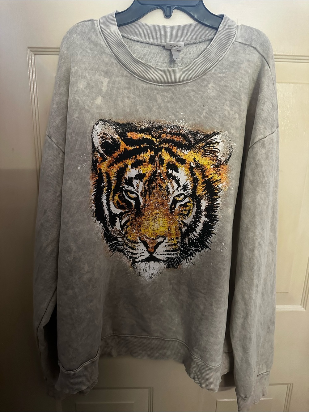 Women's Gray Tiger Graphic Crewneck Sweatshirt